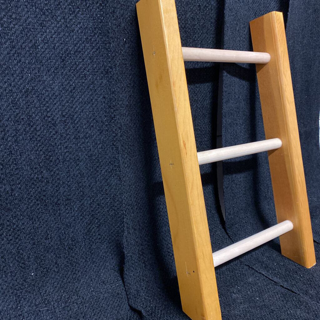 SOLID WOOD COUNTER LADDER