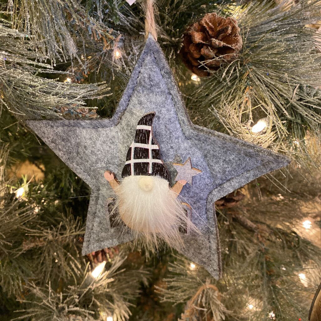 GREY FELT STAR WITH GNOME