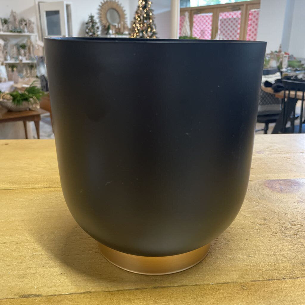 7" BLACK & GOLD METAL POT