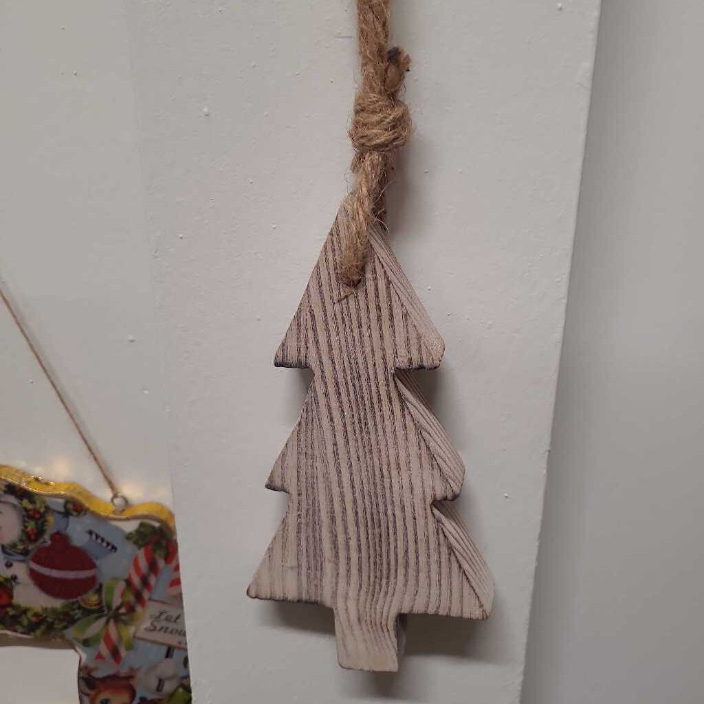HANGING WOODEN TREE