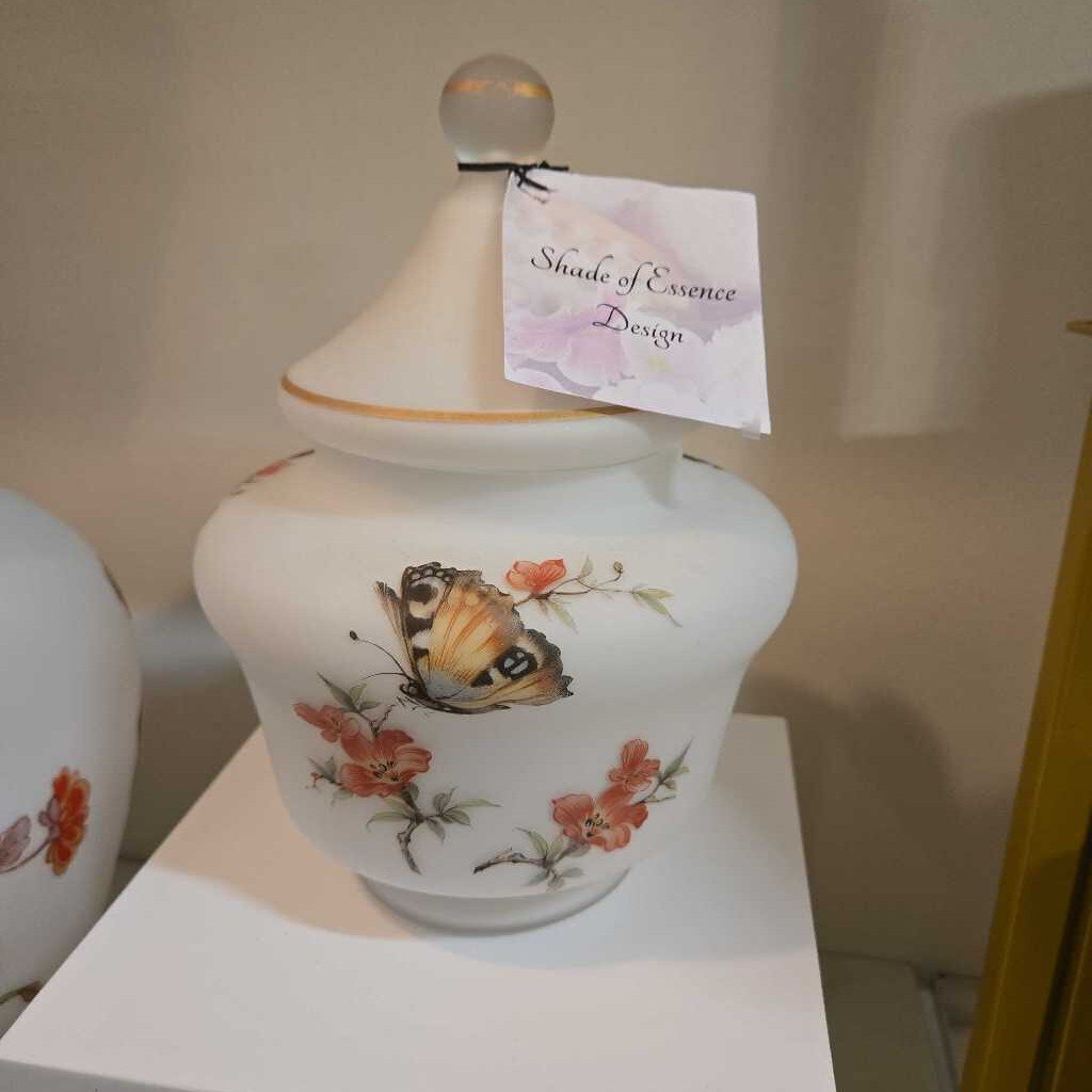 SMALL NORLEANS ITALY WHITE COVERED JAR