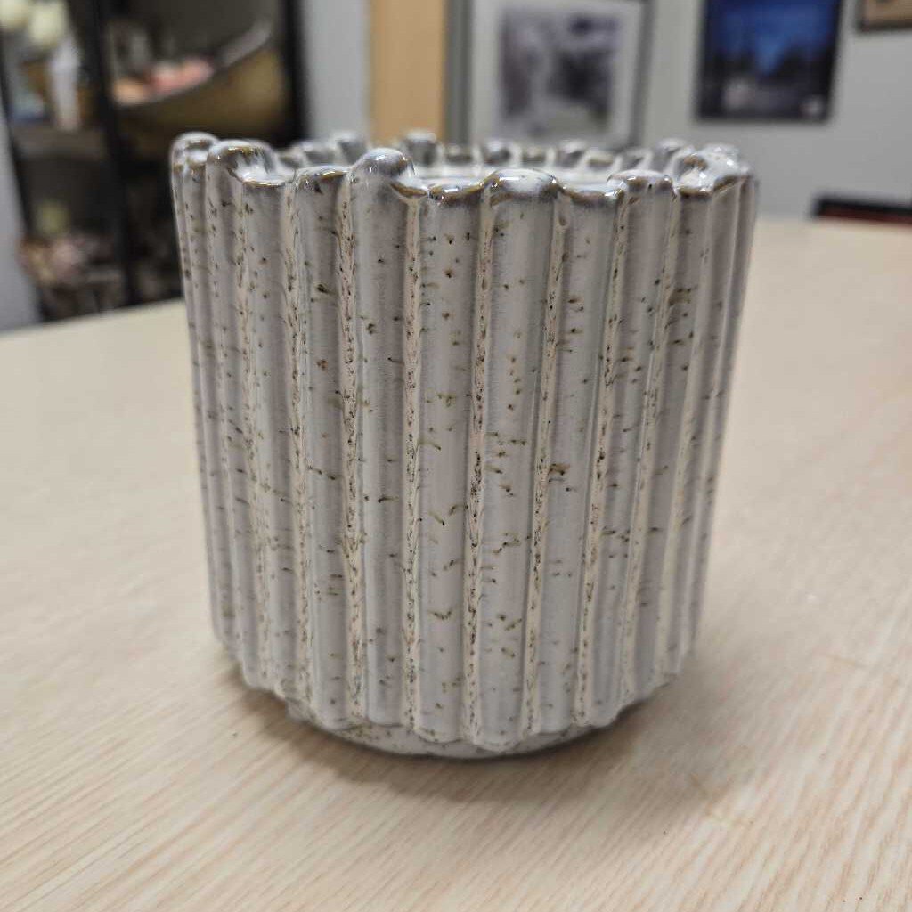 WHITE PLANT POT