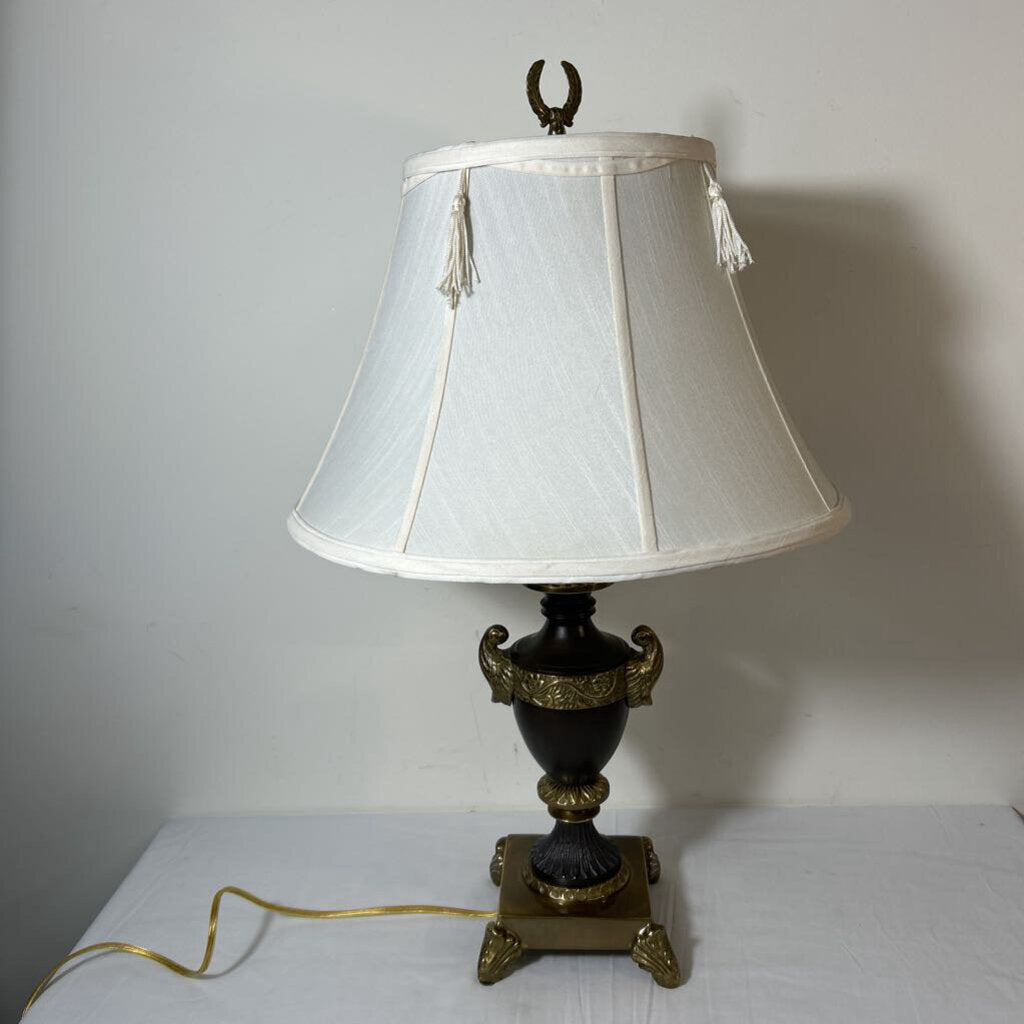TRI LIGHT URN LAMP W/ SHADE
