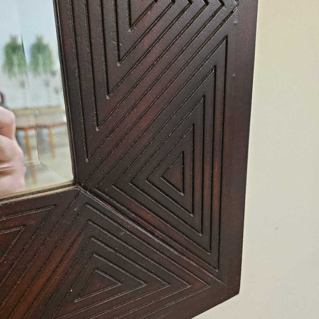 TRIANGLE PATTERN MIRROR