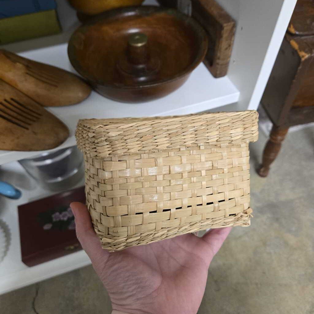 Lidded basket, rectangular