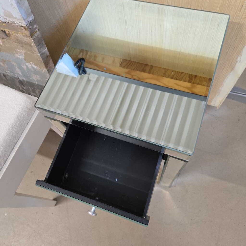 MIRRORED END TABLE