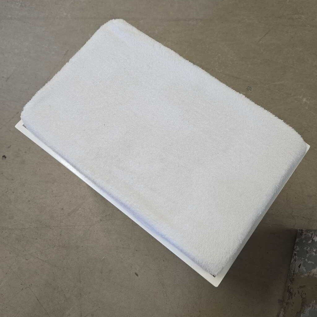 WHITE BENCH W/CUSHION