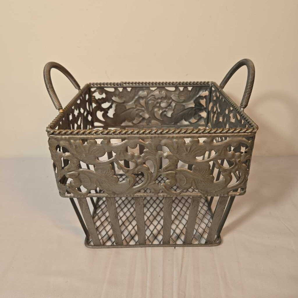 METAL BASKET W/HANDLES