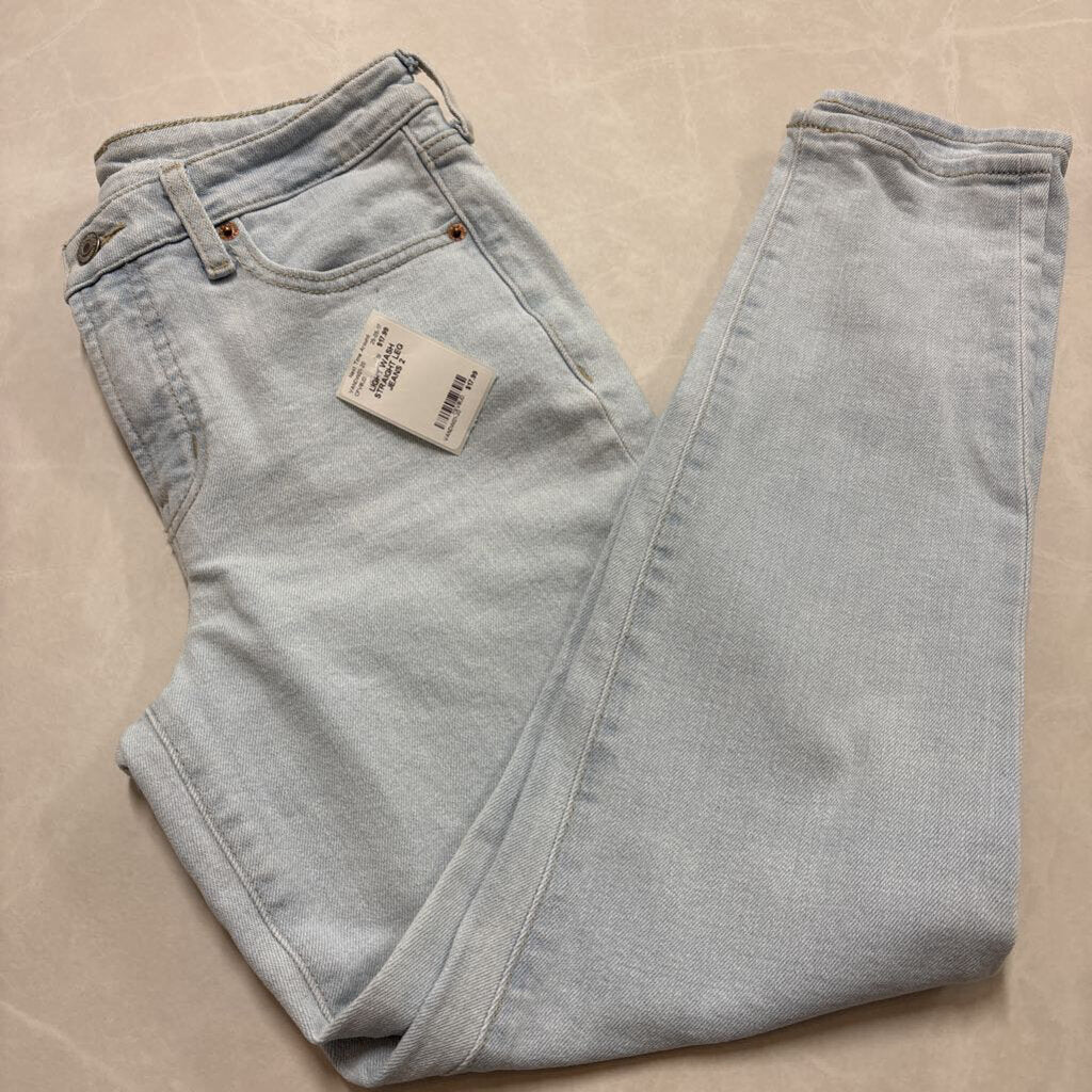 LIGHT WASH STRAIGHT LEG JEANS
