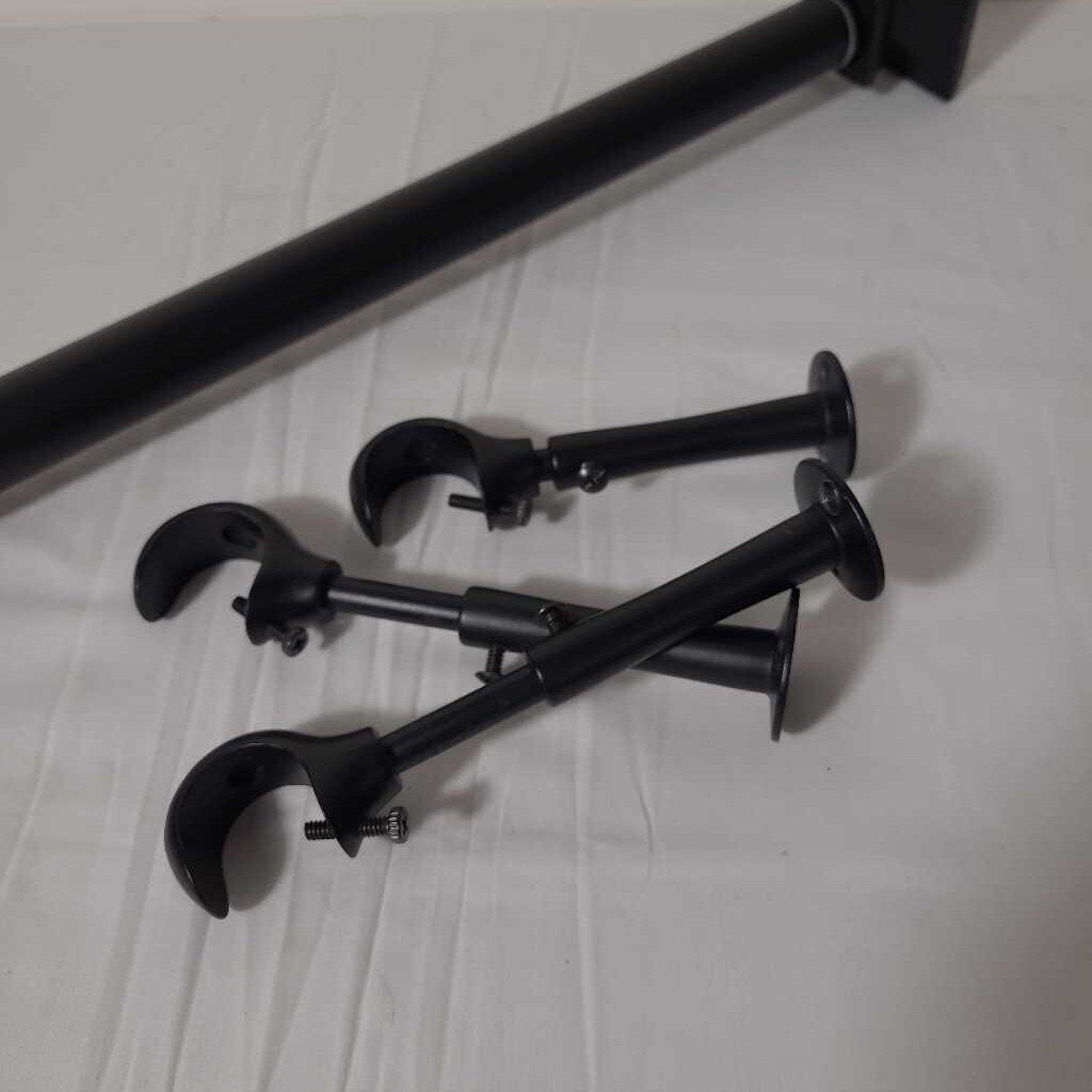 BLACK METAL CURTAIN ROD W/SQ ENDS