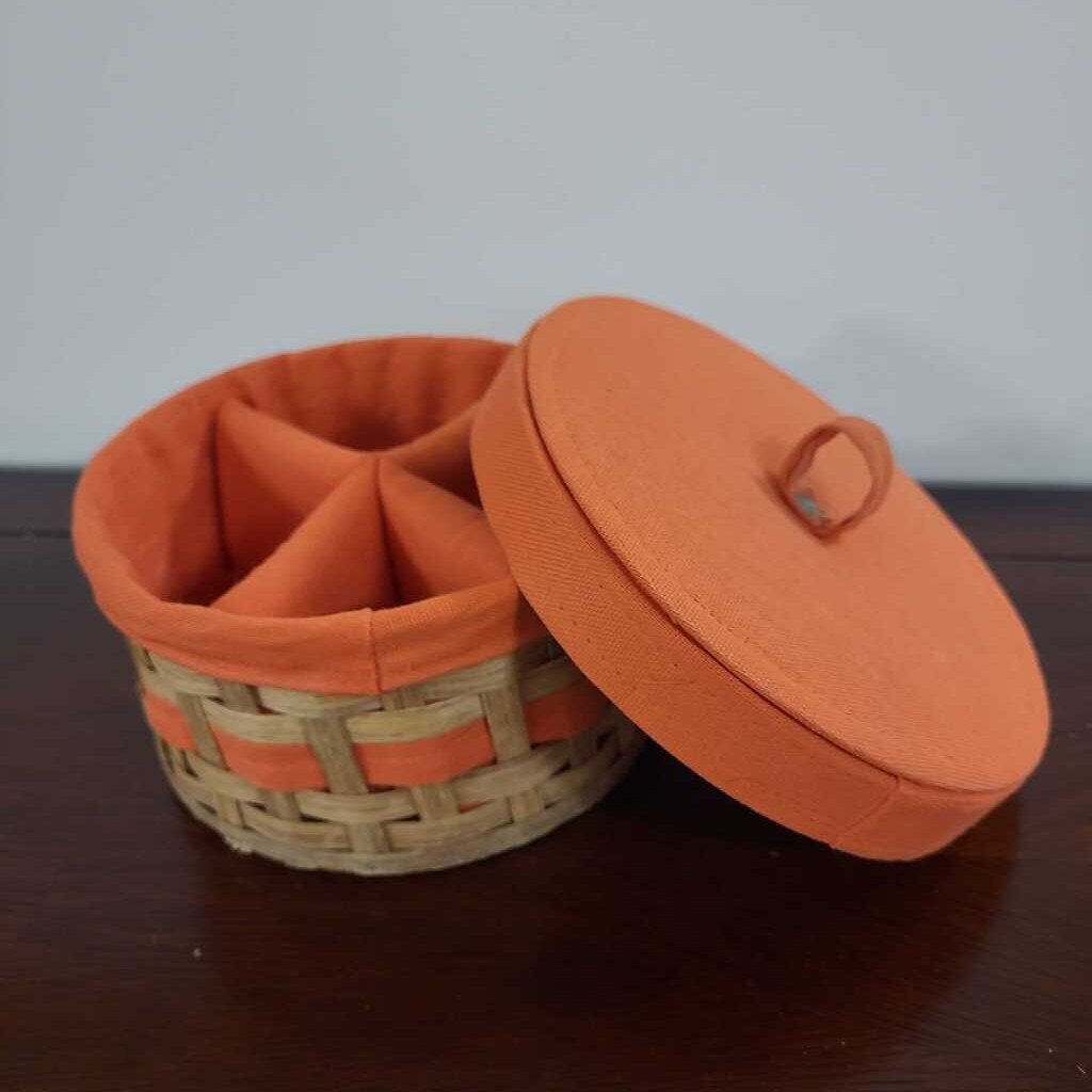 VINTAGE SMALL ROUND WICKER SEWING / JEWELLERY COMPARTMENT BOX