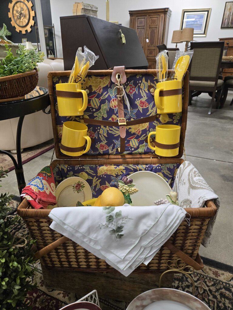 VTG WICKER PICNIC BASKET INCL. DISHES/CUTLERY PLUS CANDLE