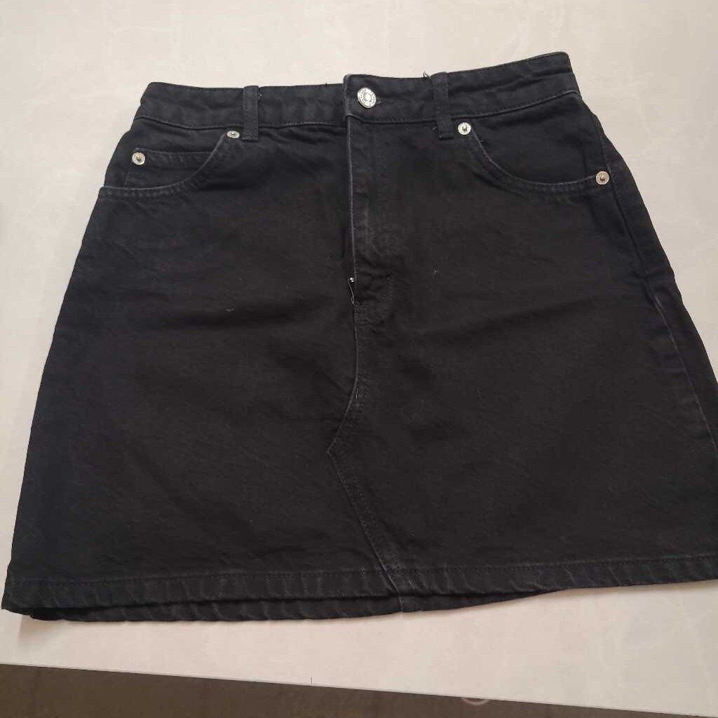 SHORT BLACK DENIM SKIRT