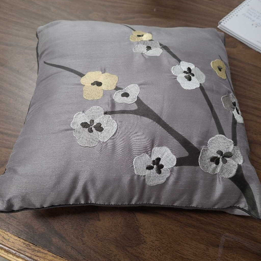 GREY PILLOW W/FLOWERS