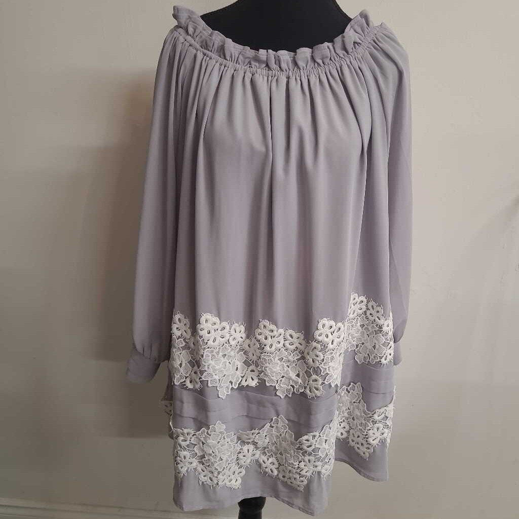 GREY DRESS WITH WHITE APPLIQUE