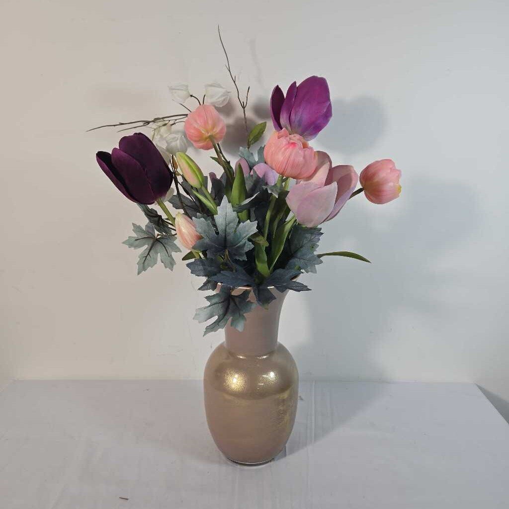 VASE W/ FLOWERS
