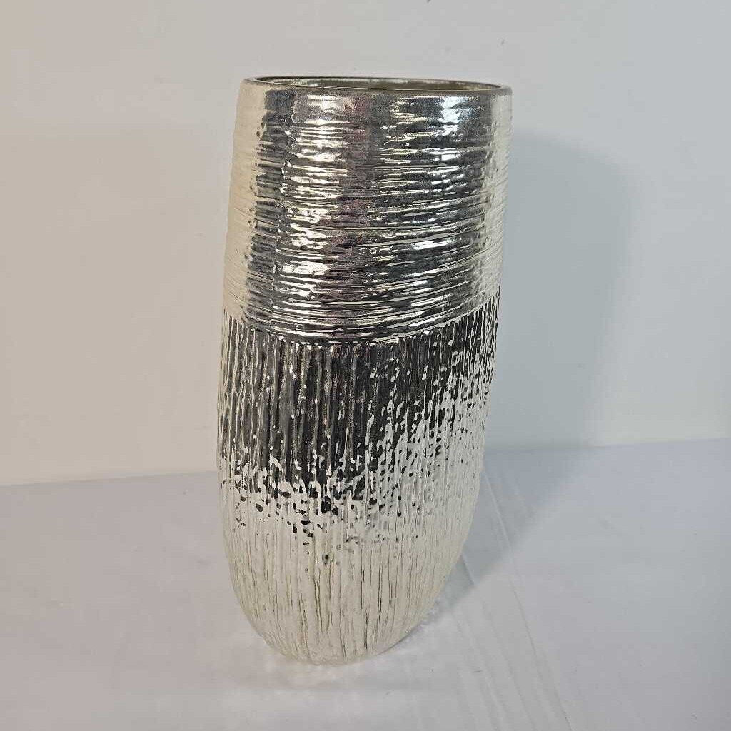 SILVER GLASS RIBBED VASE