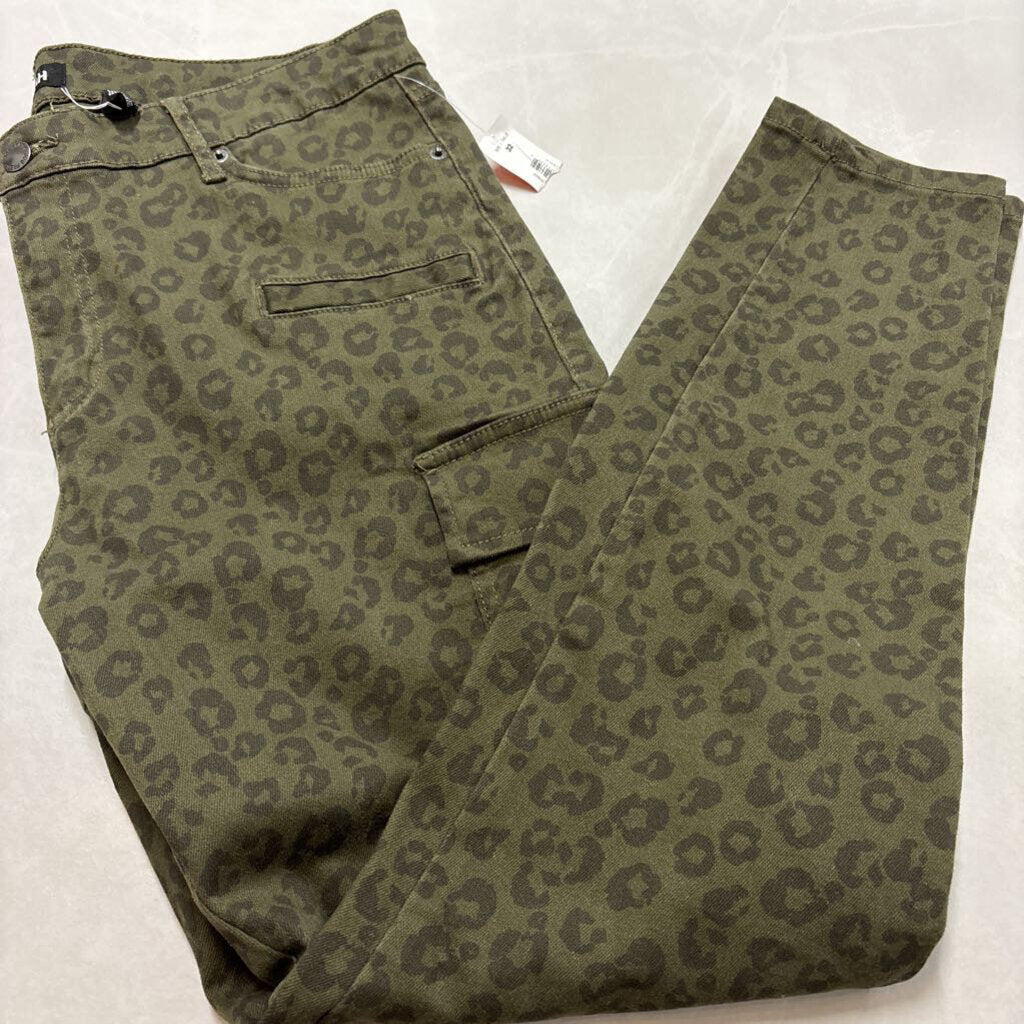 NWT GREEN CHEETAH UTILITY PANT