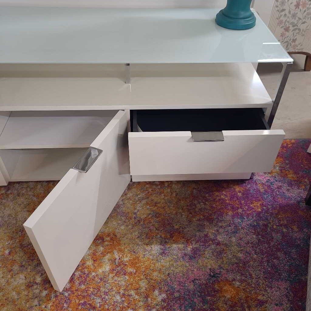 WHITE MELAMINE & CHROME MEDIA UNIT