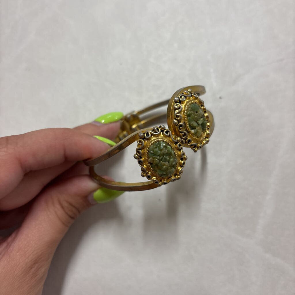GREEN AGATE GOLD TONE CLAMPER BRACELET