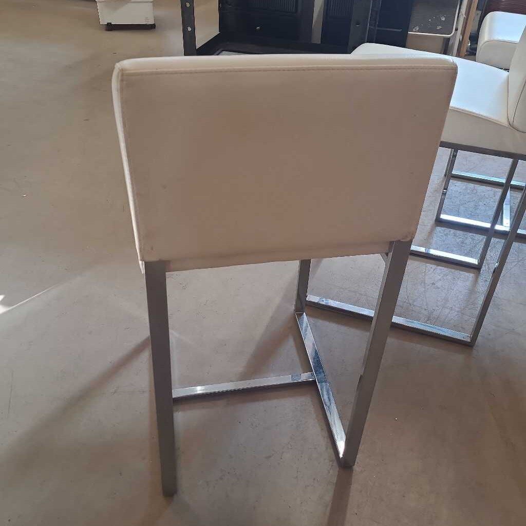 PR WHITE PLEATHER BAR HEIGHT STOOLS