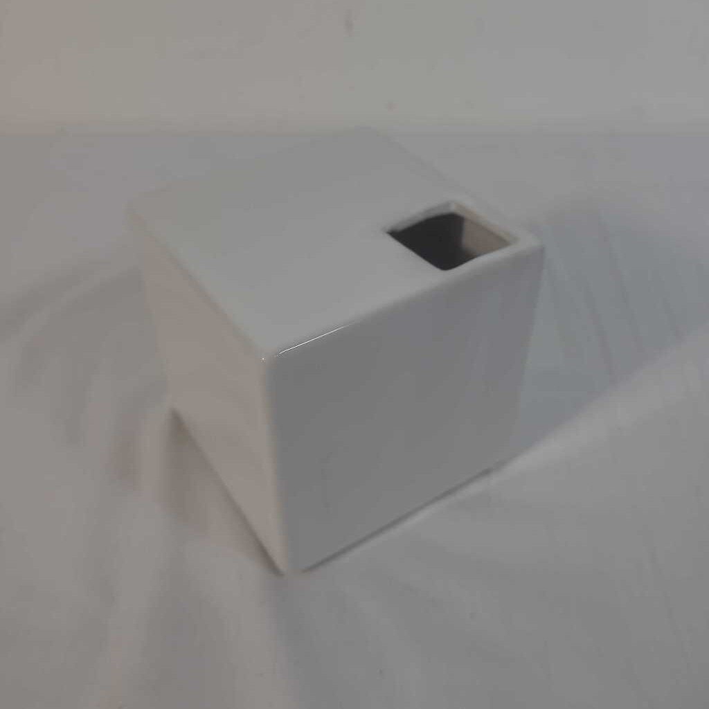 SQ WHITE CERAMIC VASE