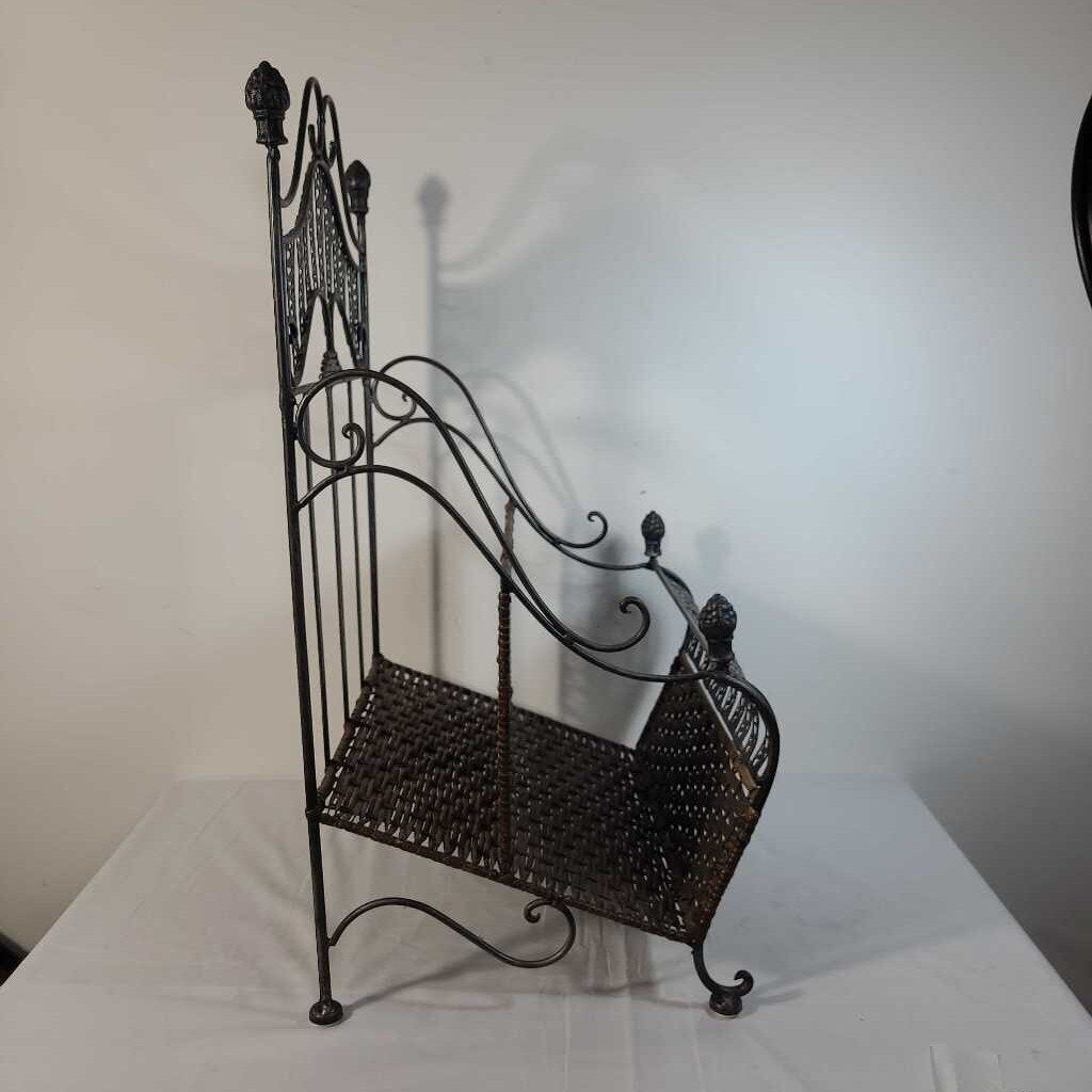 METAL/RATTAN MAGAZINE RACK