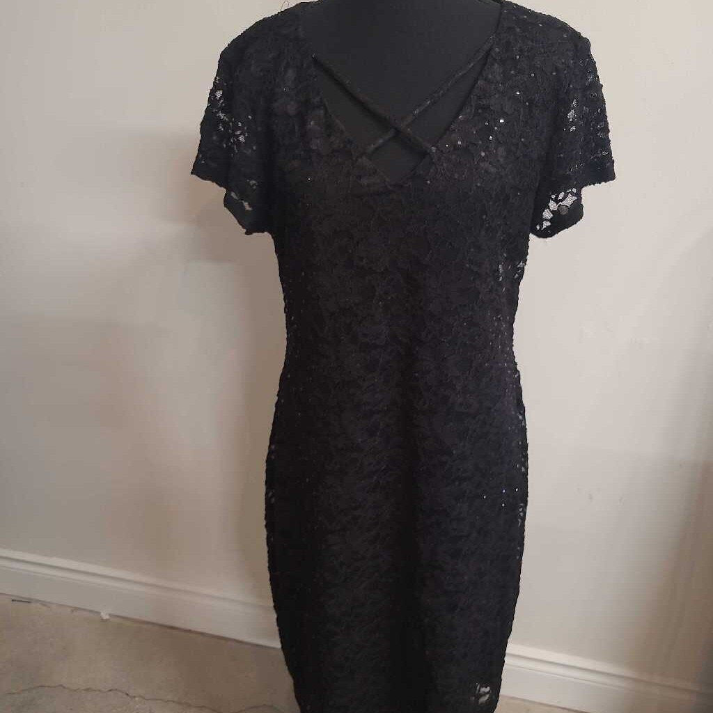 BLACK LACE EVENING DRESS