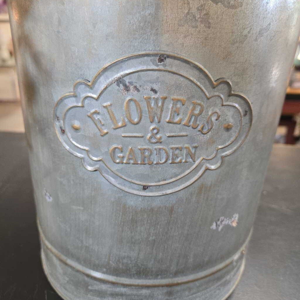 FLOWERS & GARDEN TIN W/MISC FLORAL