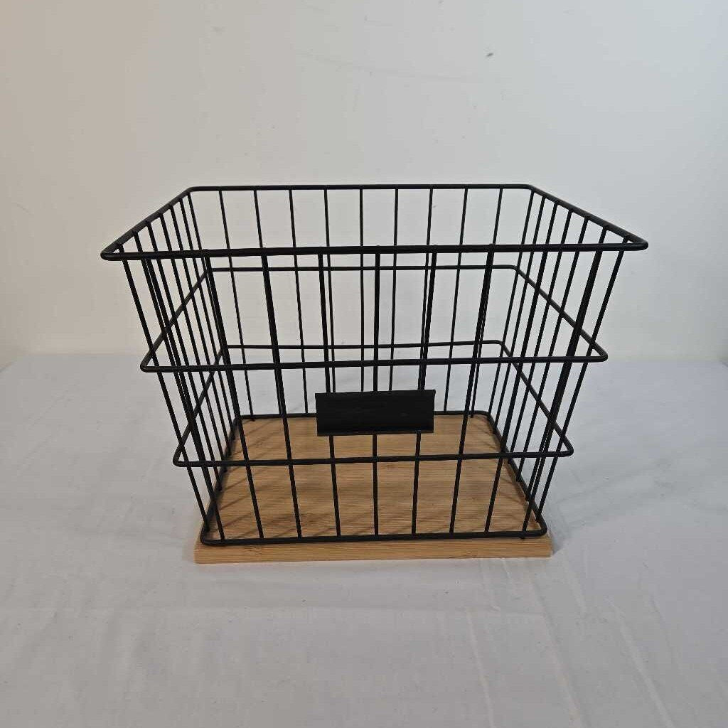METAL BASKET W/WOODEN BASE