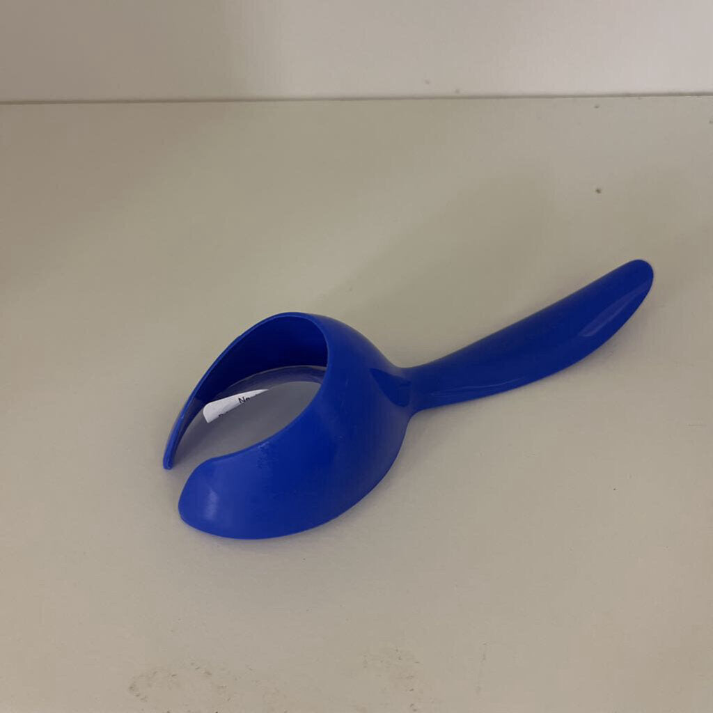 TUPPERWARE EGG SCOOP BLUE