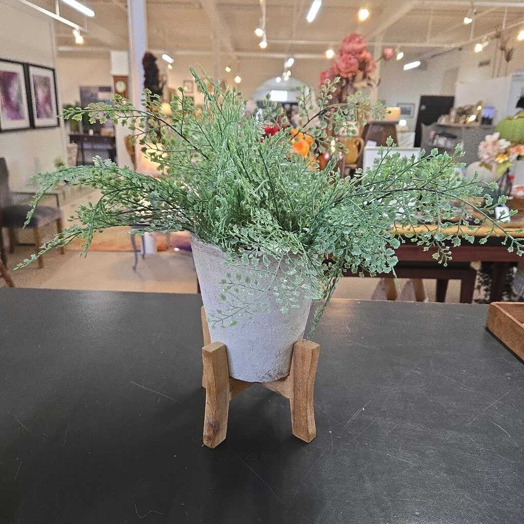 FAUX FERN IN TEXTURED POT ON STAND