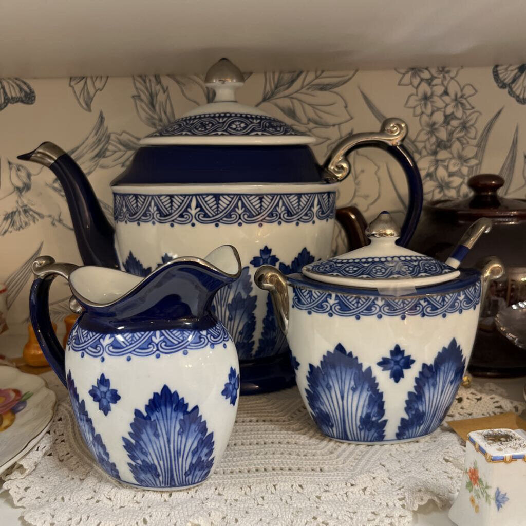 TEA POT with cream & sugar