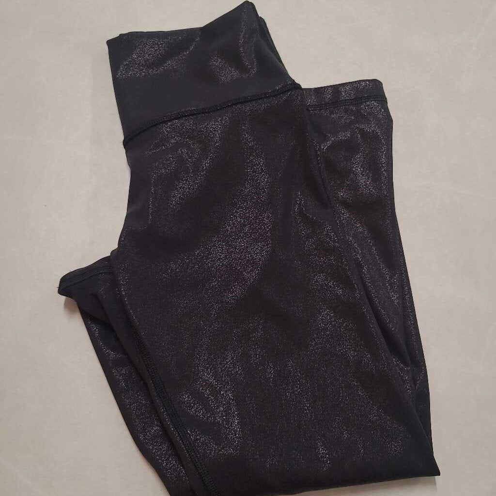LULULEMON - BLACK CAPRI LEGGINGS