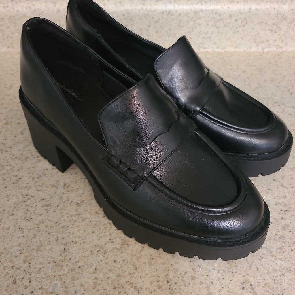 UNIVERSAL THREAD - BLACK LOAFERS