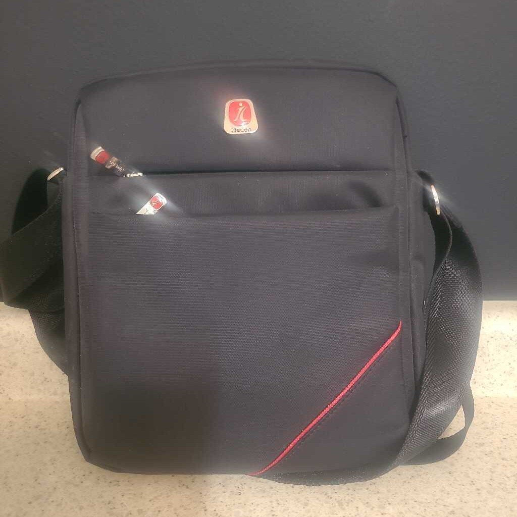 SMALL BLACK MESSENGER BAG