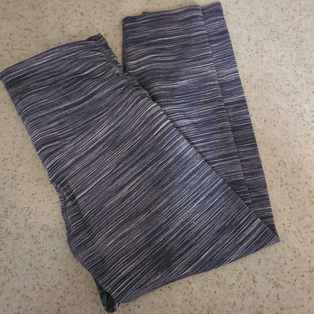 STRIPED GREY LULULEMON CROPPED LEGGINGS