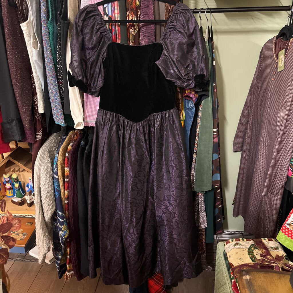 NWT Gorgeous Full Length Dress with Velvet Bodice -Taffeta Puff Sleeves and Skirt
