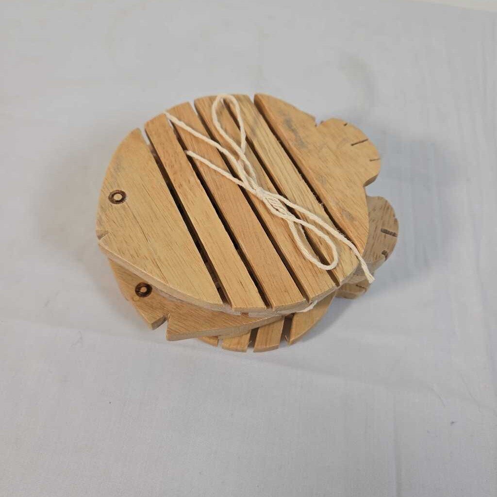 S/4 WOODEN FISH TRIVETS