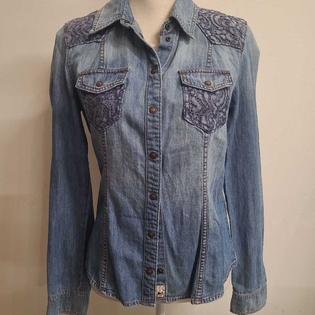GUESS - BLUE DENIM W/ LACE L/S BUTTON UP TOP