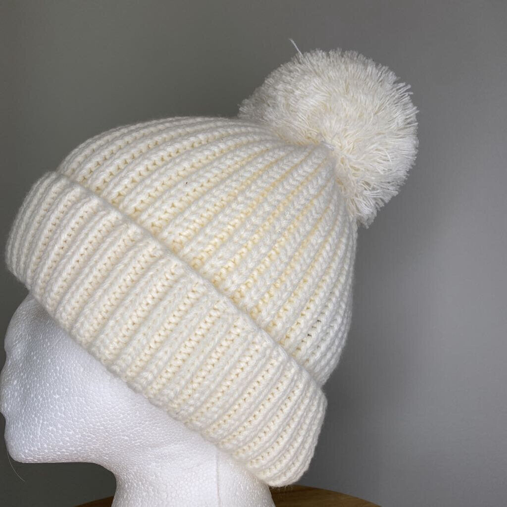 STEVE MADDEN - WHITE KNIT WINTER HAT W/ POMPOM