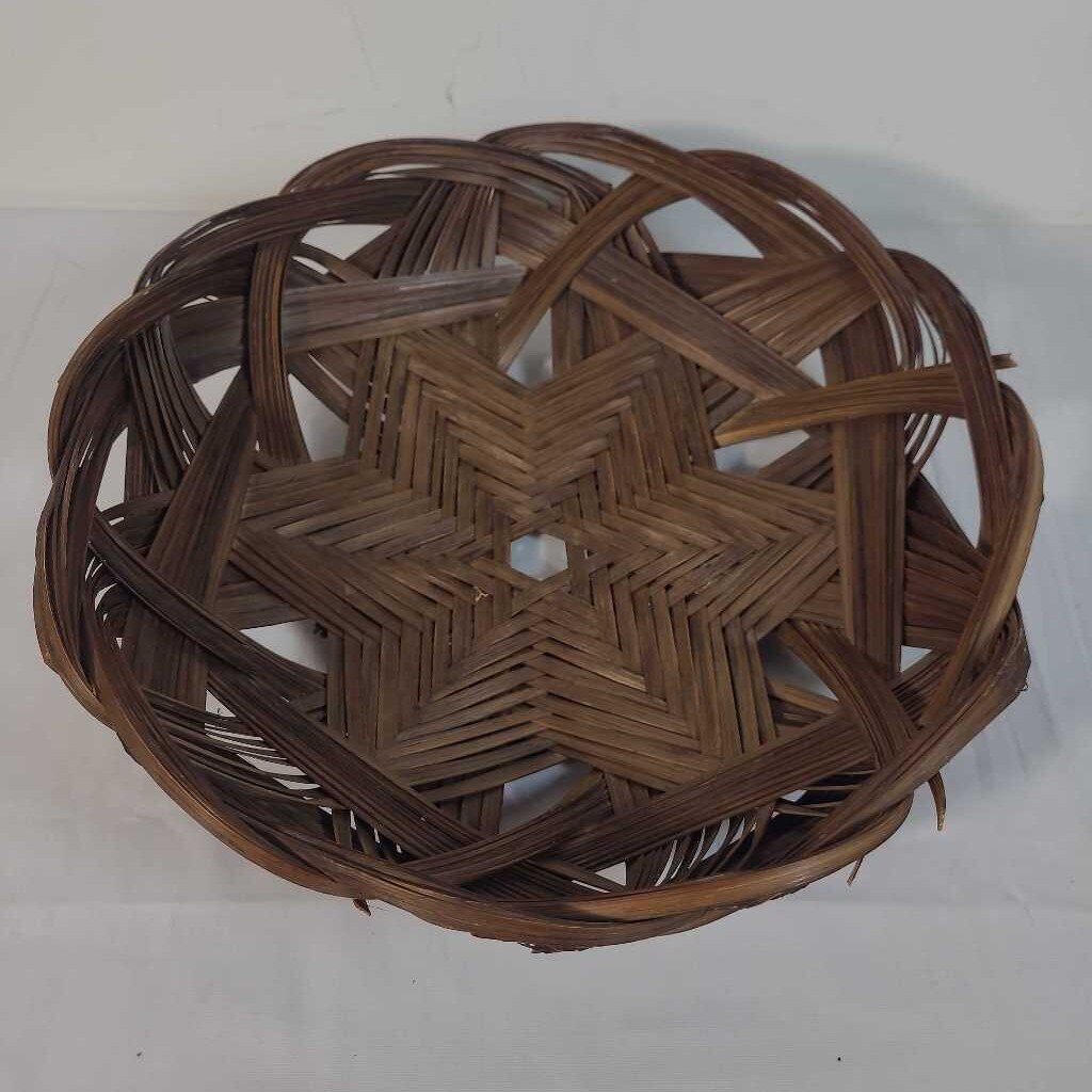 VTG WOVEN BASKET W/ STAR