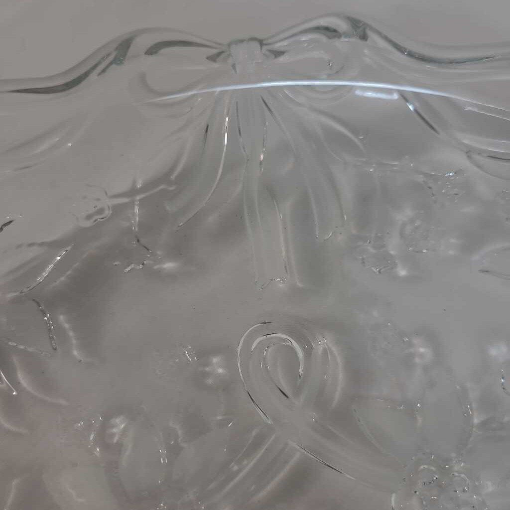 FOOTED GLASS PLATE W/BOWS