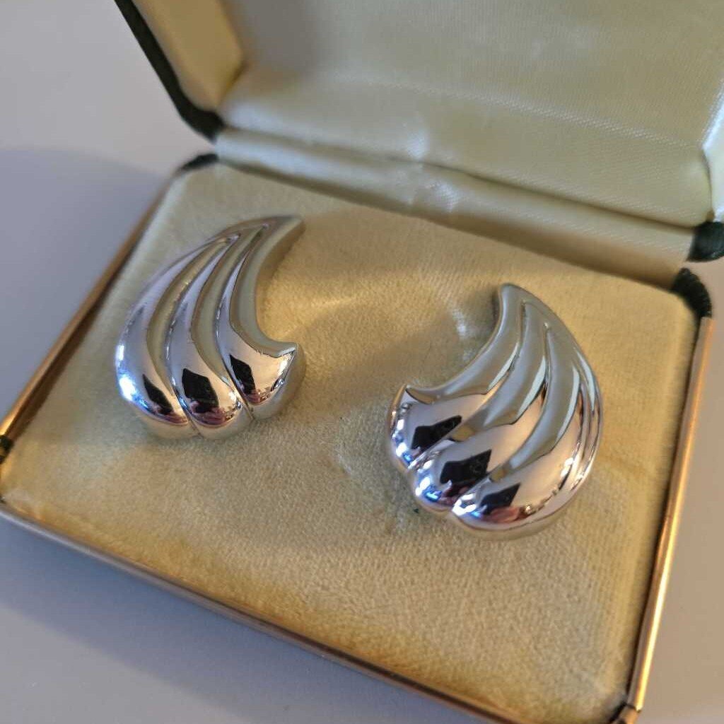 1980 Oscar de la Renta Clip Earrings