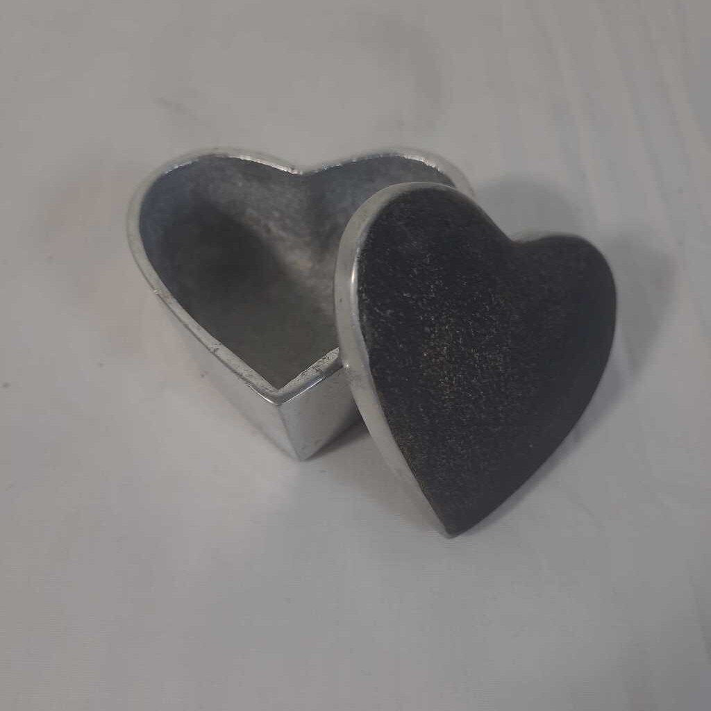 BLACK PEWTER HEARTLIDDED DISH
