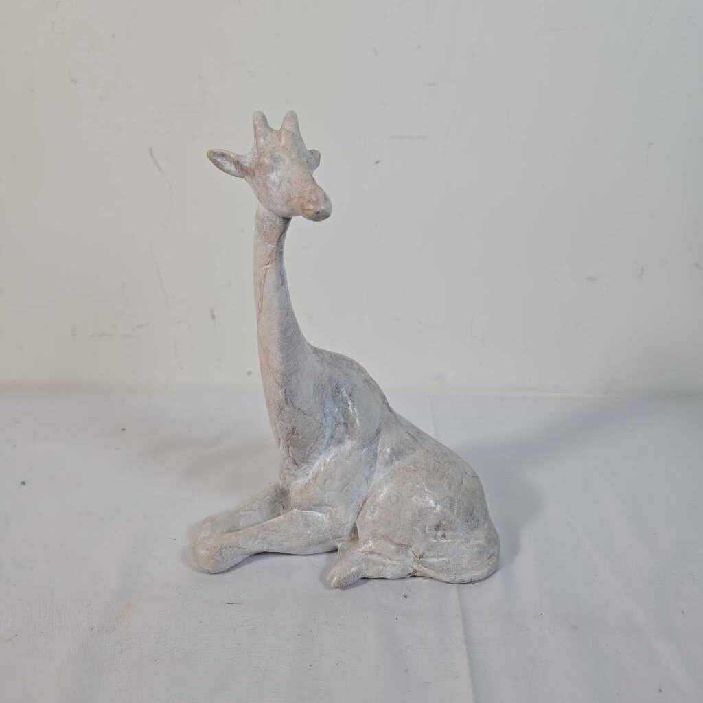 GIRAFFE LAYING DOWN