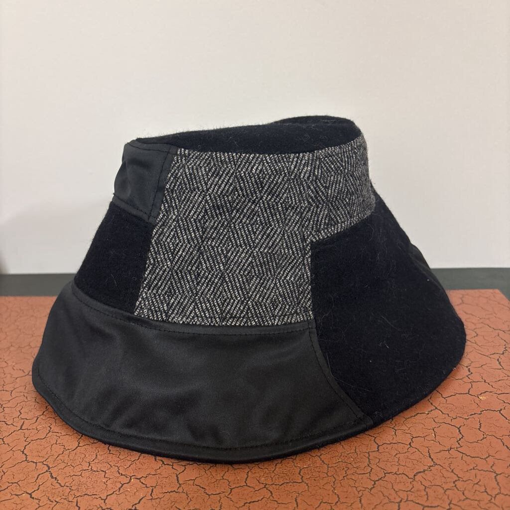 SARAJANE - BLACK PATWORK BUCKET HAT