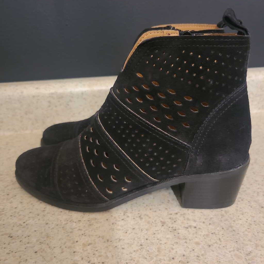 BLACK SUEDE ANKLE BOOTS WITH CUTOUTS