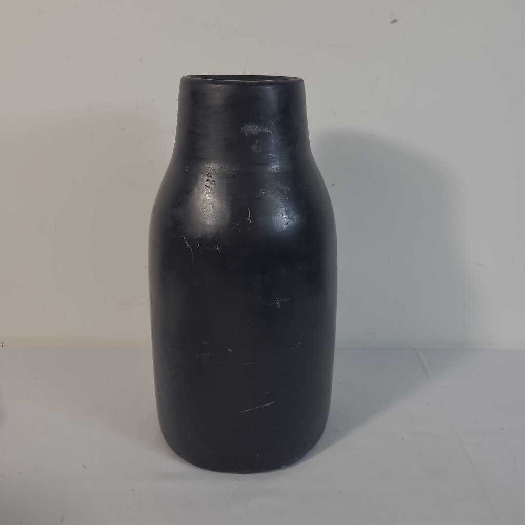 BLACK VASE