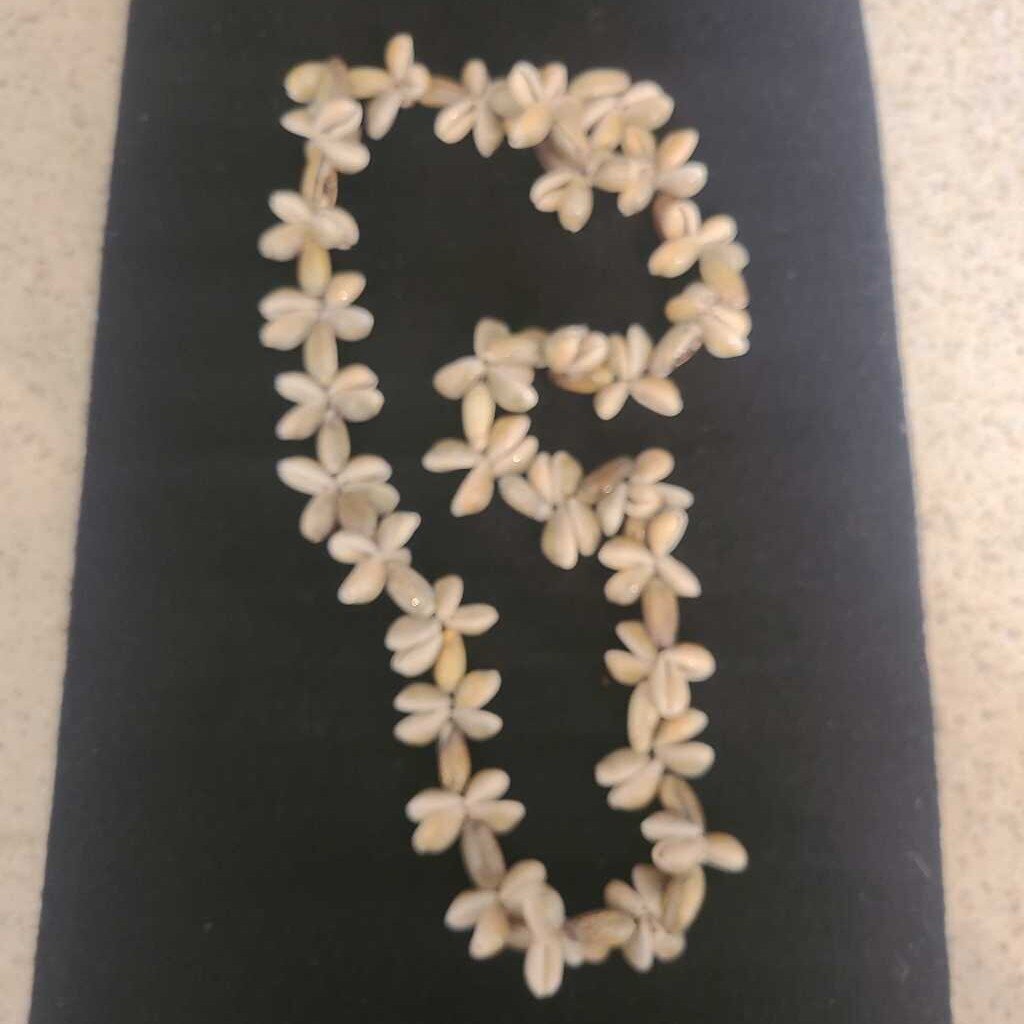 VINTAGE SHELL NECKLACE